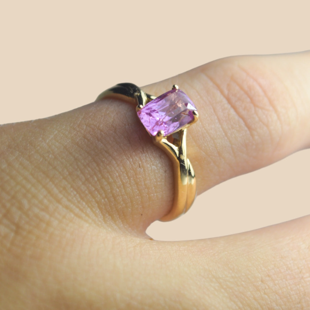 Anillo de zafiro rosa en oro de 18 kilates