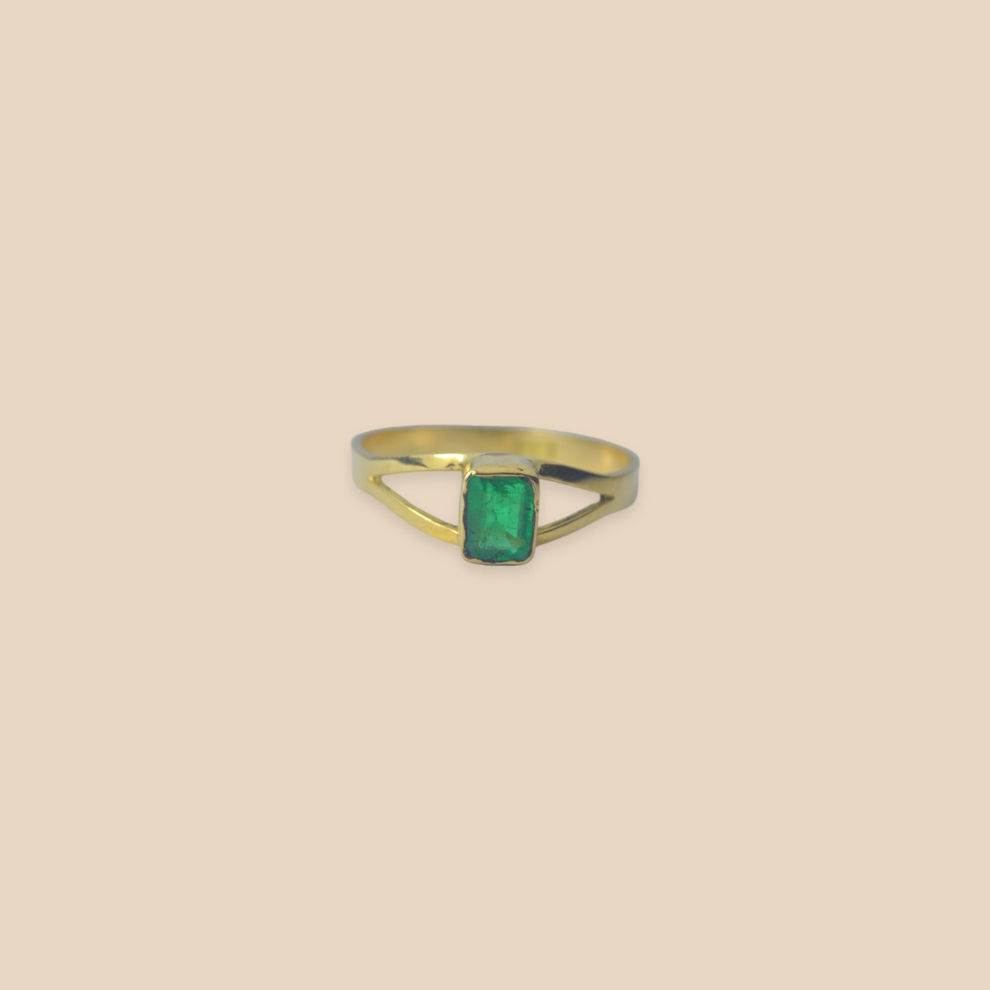 Anillo de esmeralda rectangular en oro de 18 kilates