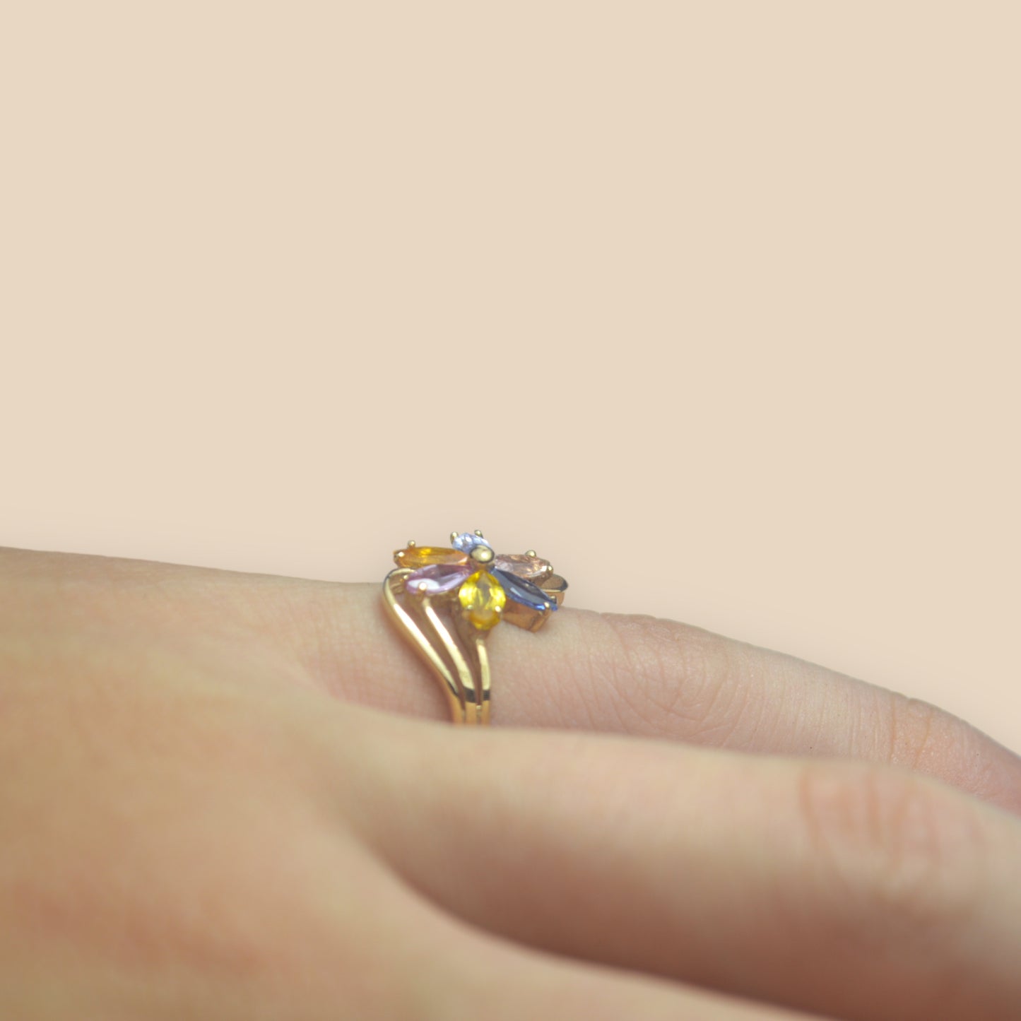 Anillo en forma de flor con zafiros arcoíris en oro de 18 kilates