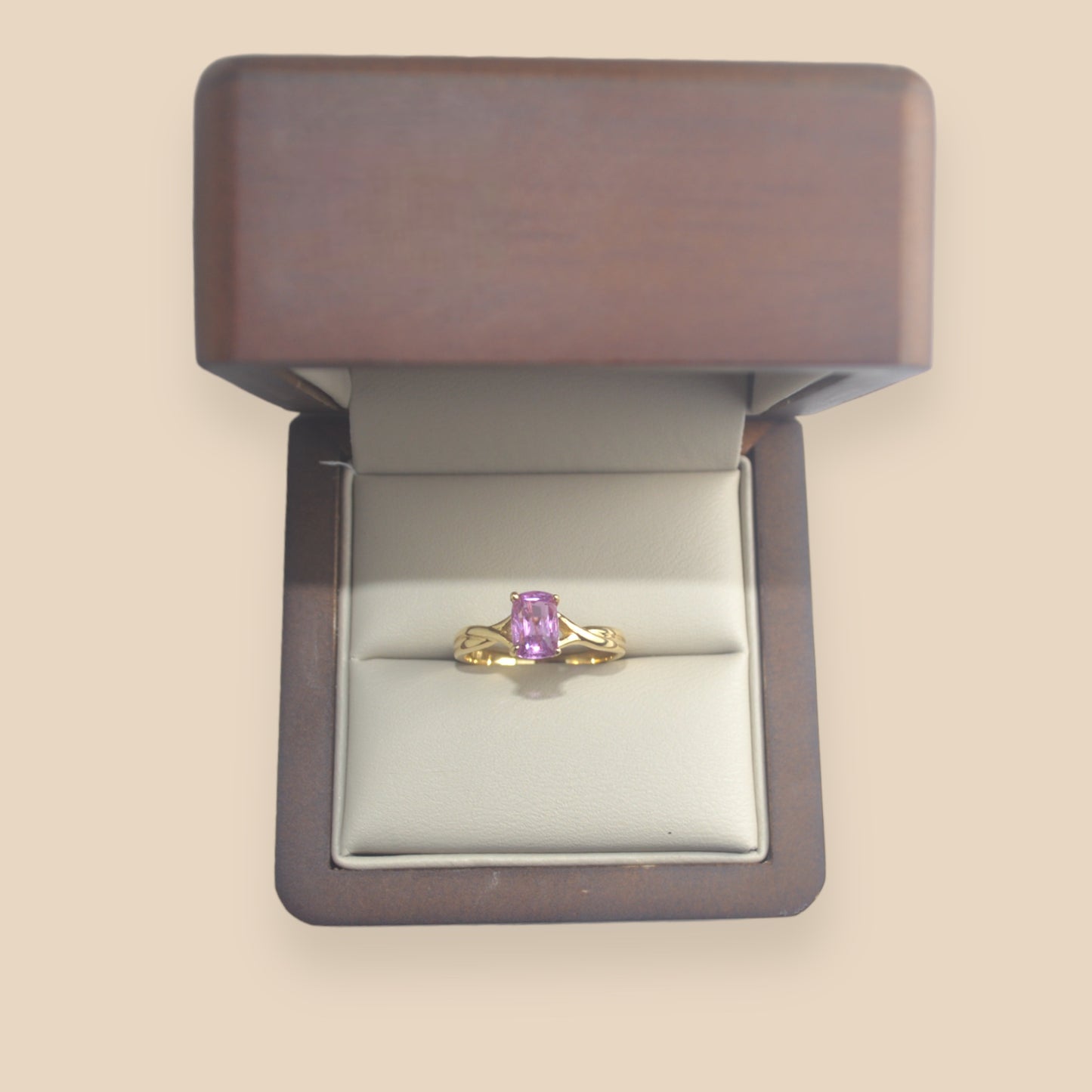 Anillo de zafiro rosa en oro de 18 kilates