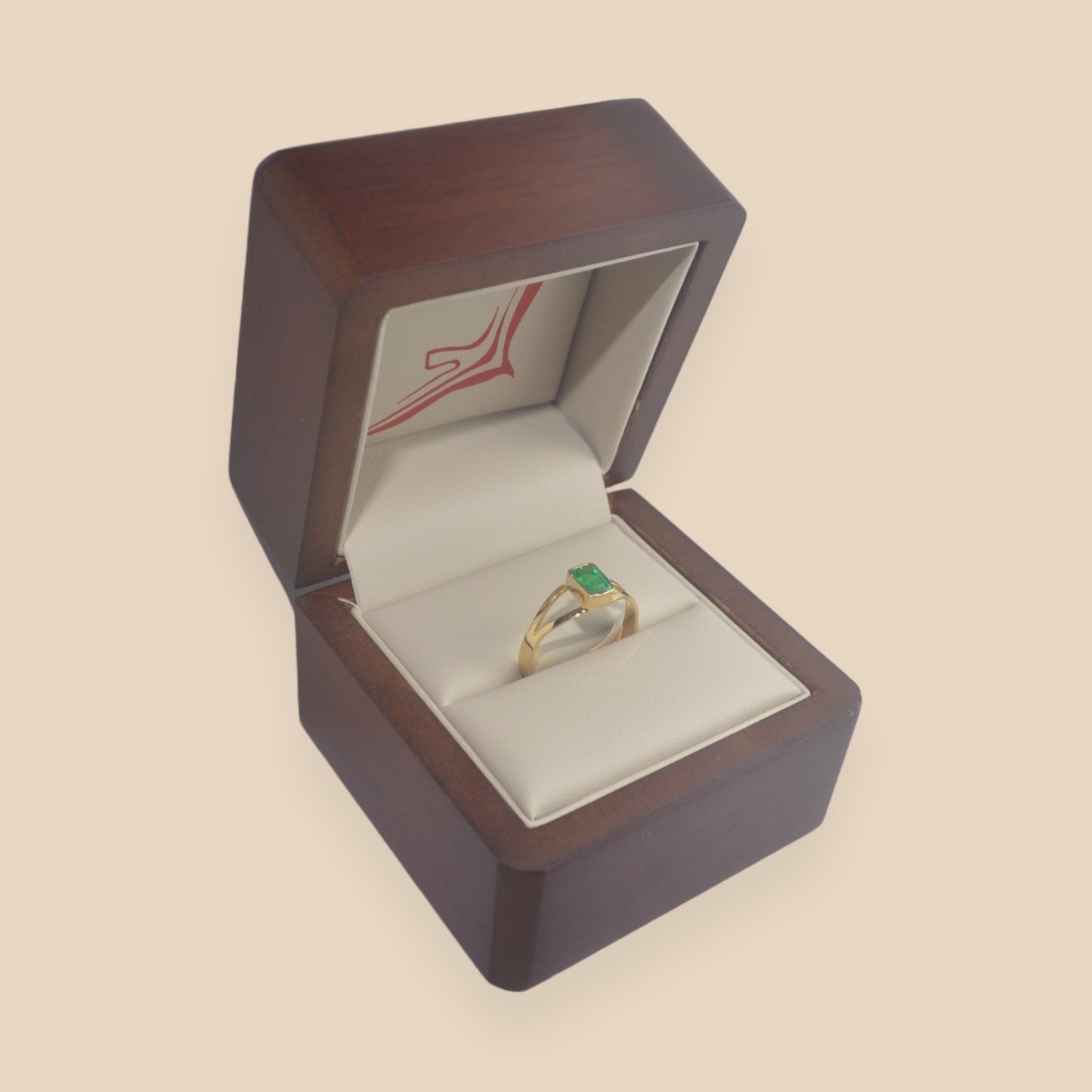 Anillo de esmeralda rectangular en oro de 18 kilates