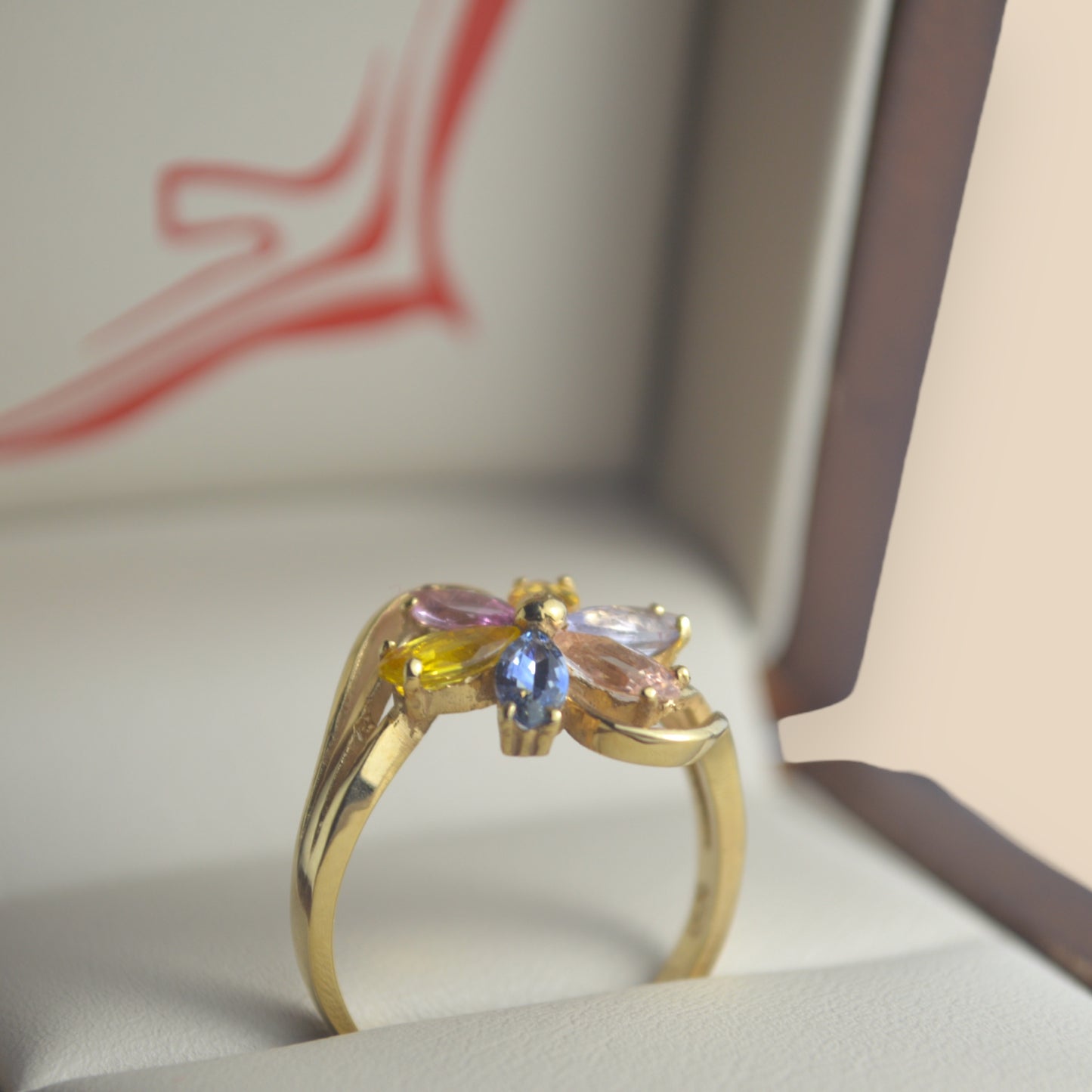 Anillo en forma de flor con zafiros arcoíris en oro de 18 kilates