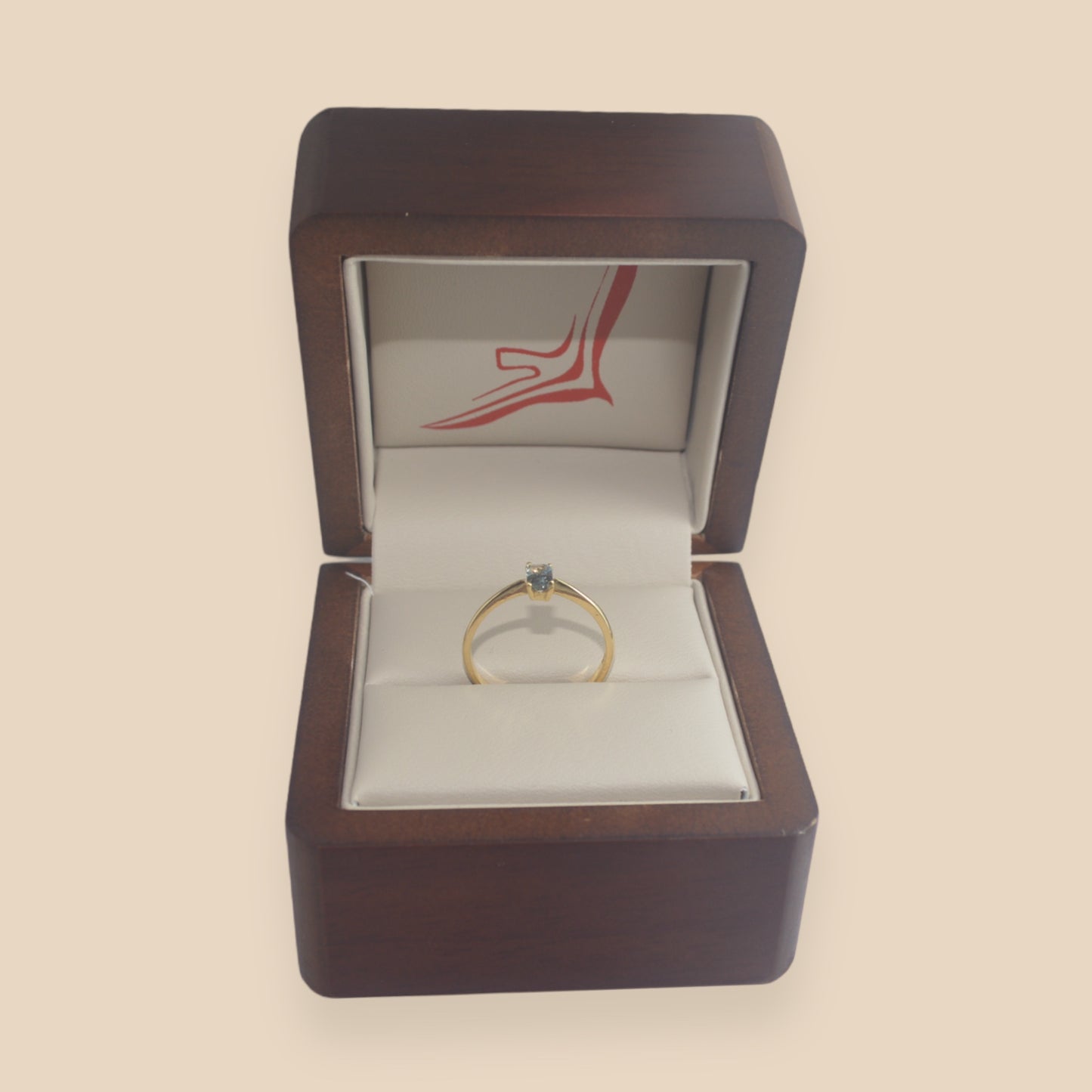 Anillo de zafiro azul en oro de 18 kilates