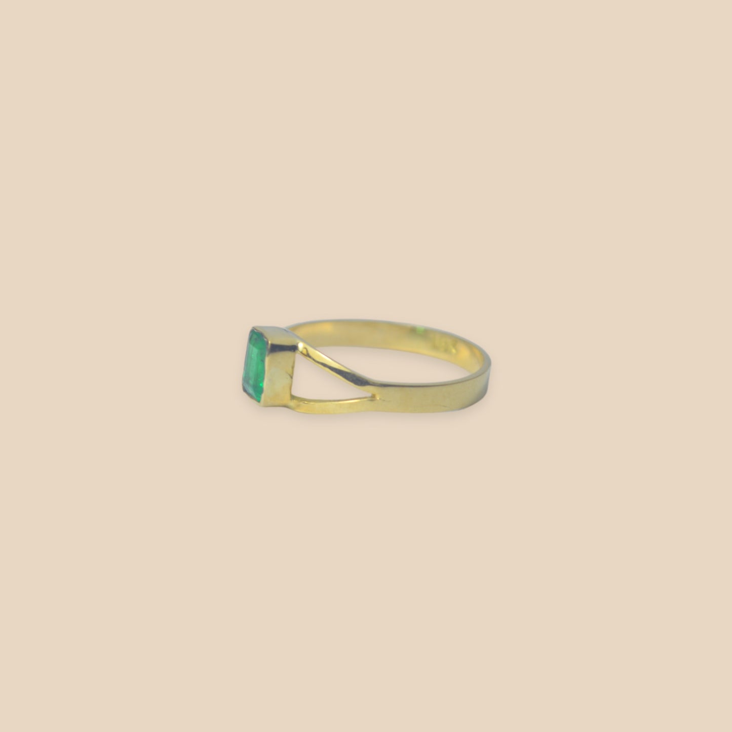 Anillo de esmeralda rectangular en oro de 18 kilates